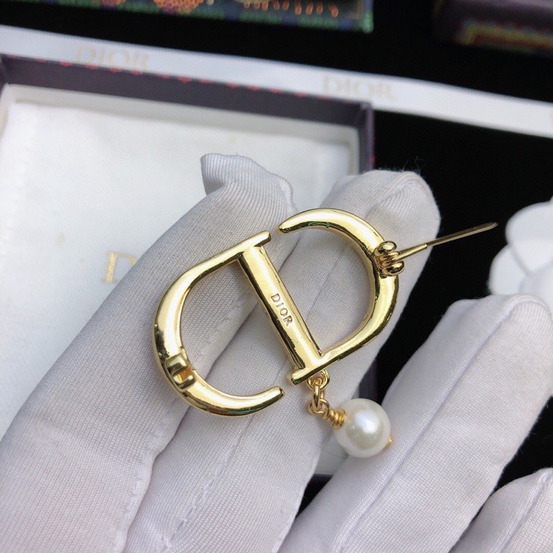 chr1st1an D10r brooches